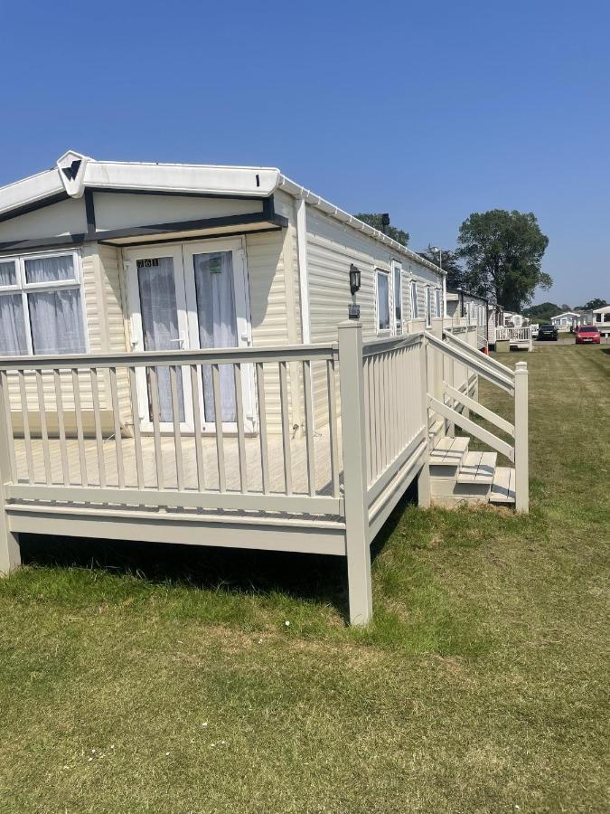 Stunning 3-Bed Caravan In Clacton-On-Sea Eksteriør bilde