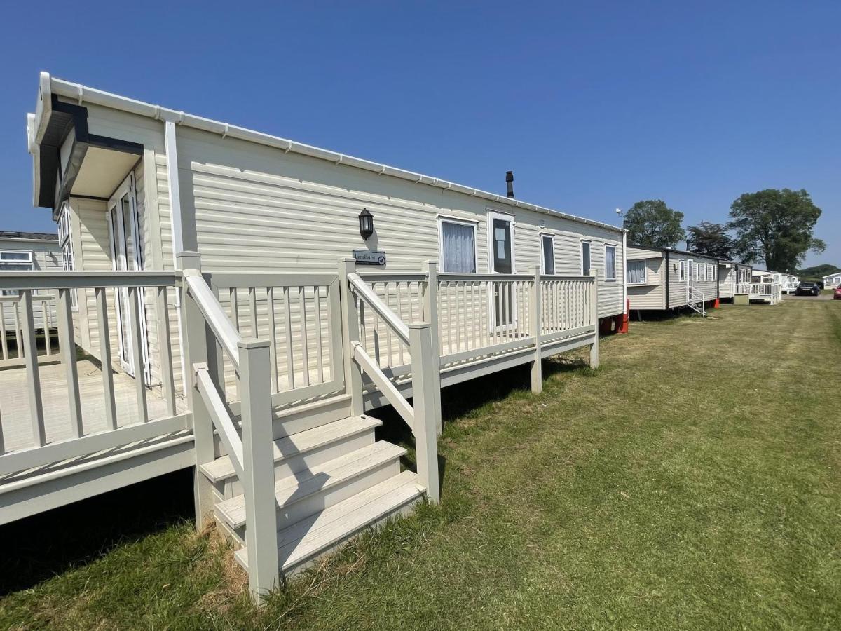 Stunning 3-Bed Caravan In Clacton-On-Sea Eksteriør bilde
